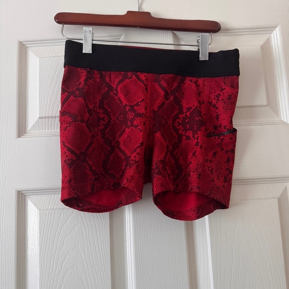 Lululemon snake print shorts with pockets - Picture 1 of 1